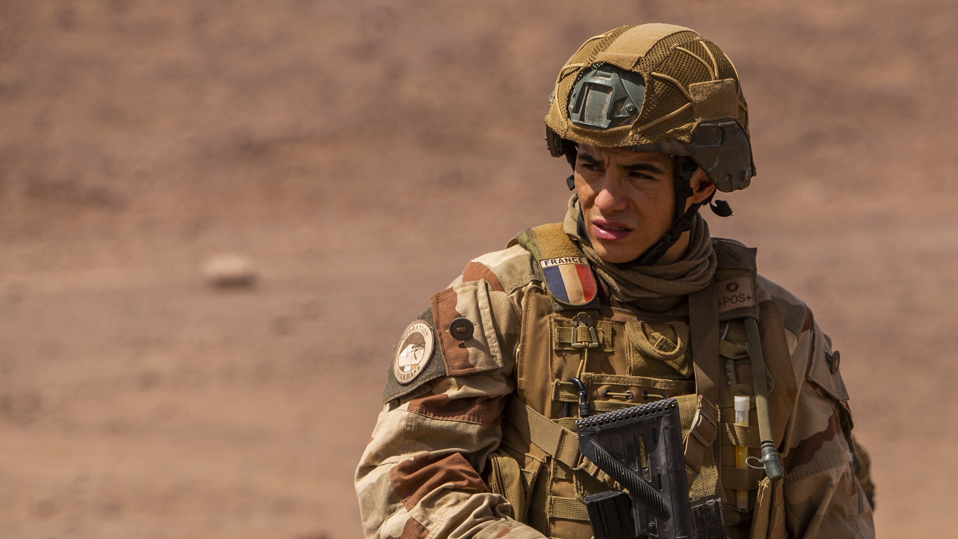 Backdrop for Sentinelles