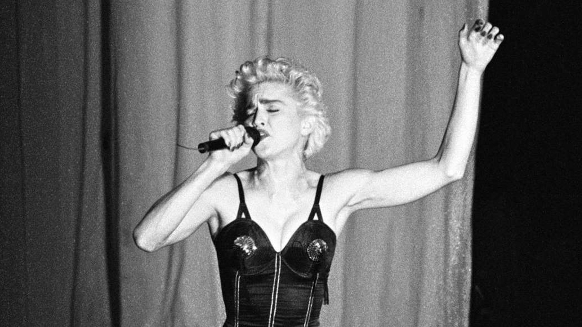 Backdrop for Madonna: Who's That Girl - Live in Japan