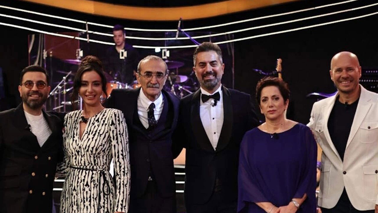 Backdrop for Sen Türkülerini Söyle