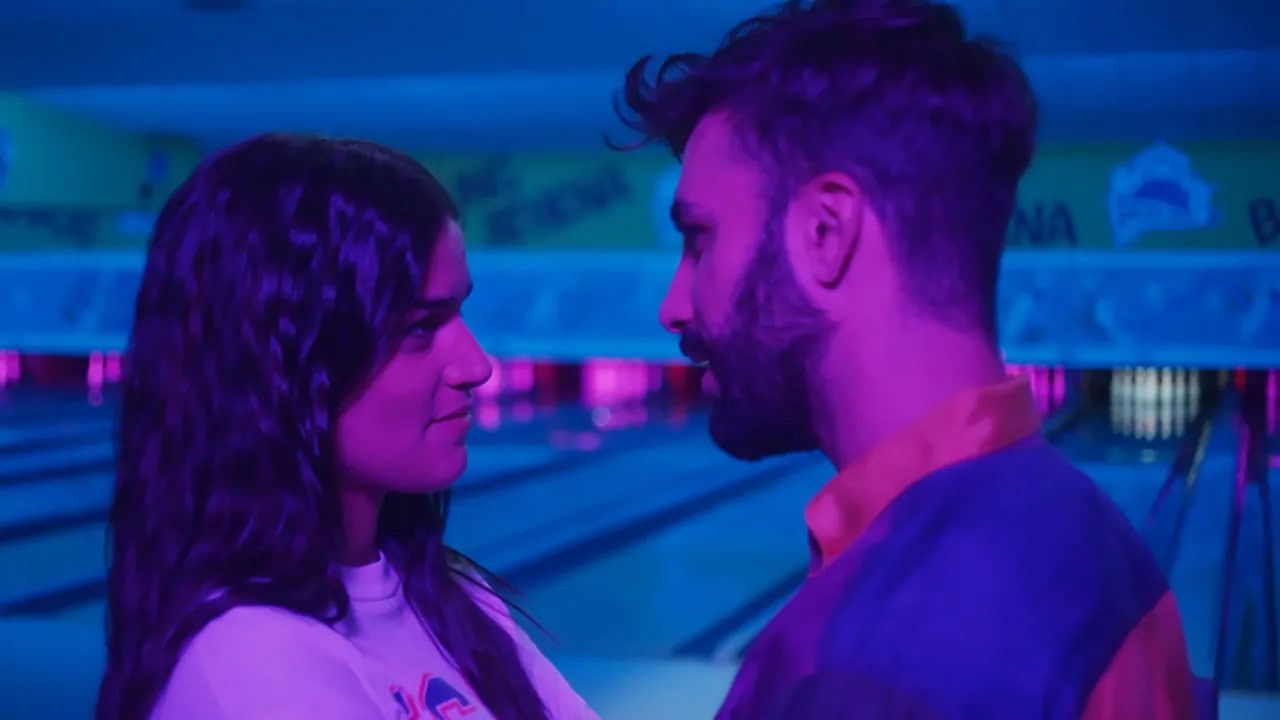 Backdrop for Il paese dei jeans in agosto