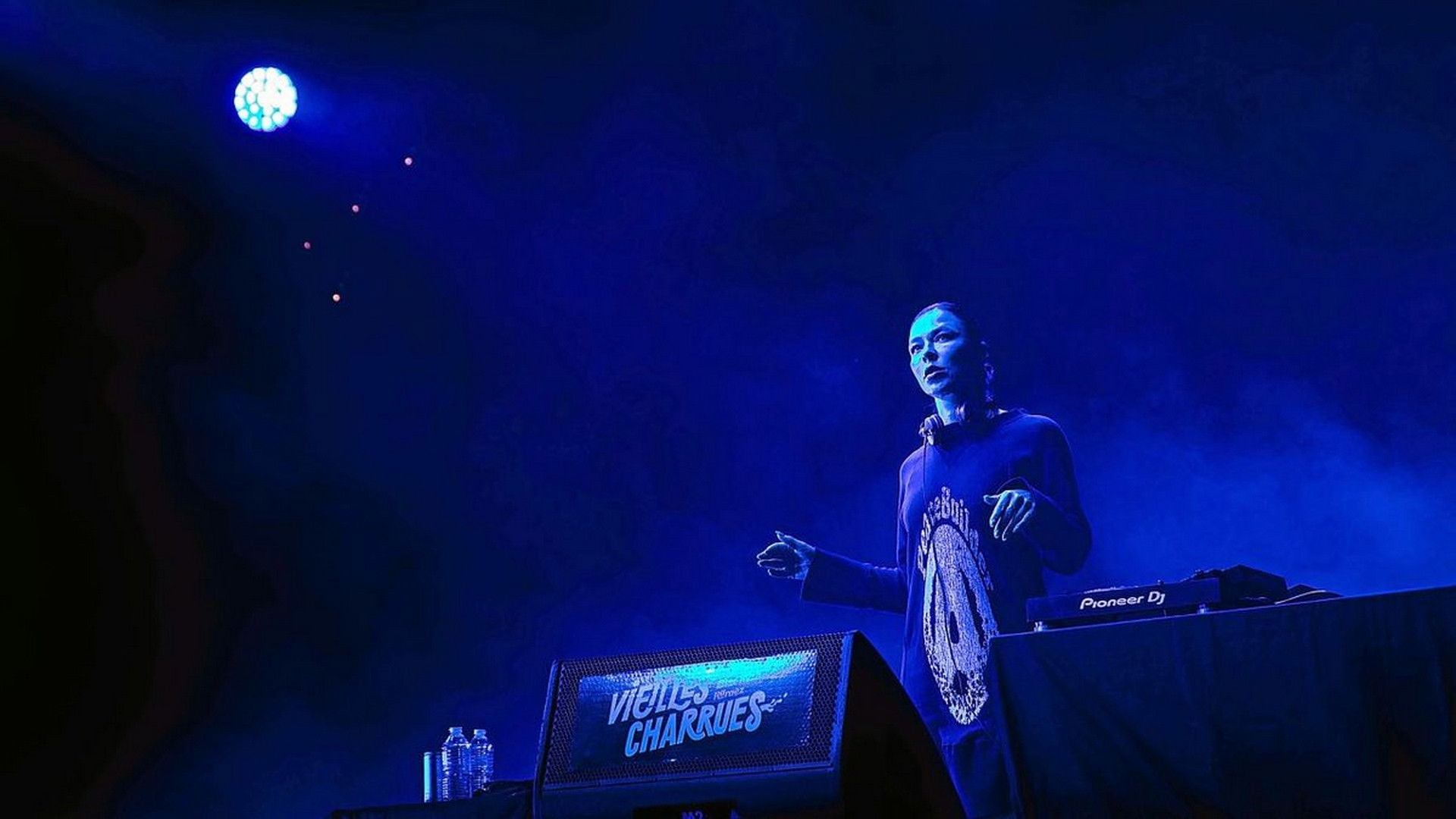 Backdrop for Nina Kraviz en concert aux Vieilles Charrues 2025