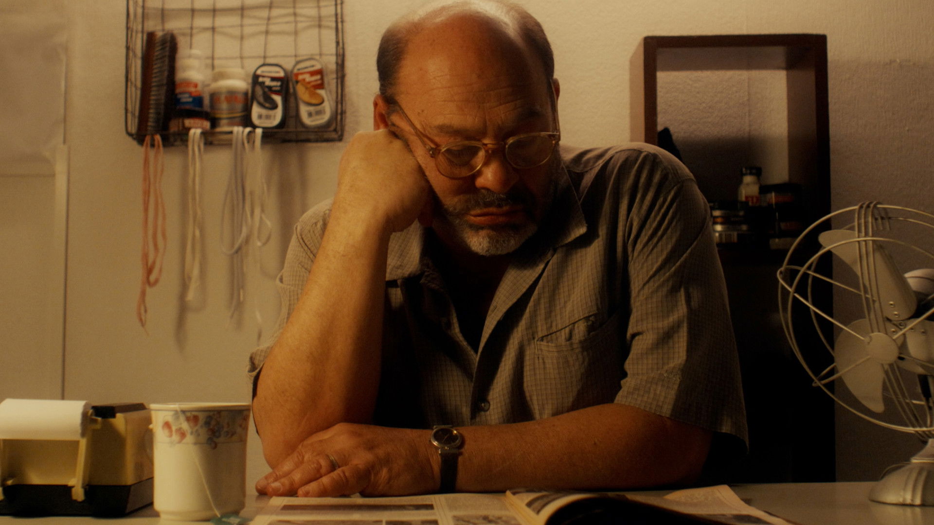 Backdrop for Wenceslao is a shoemaker