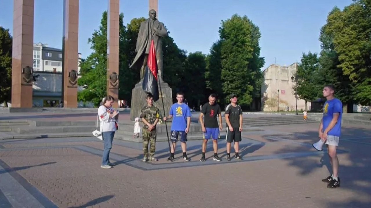 Backdrop for De Fac-To