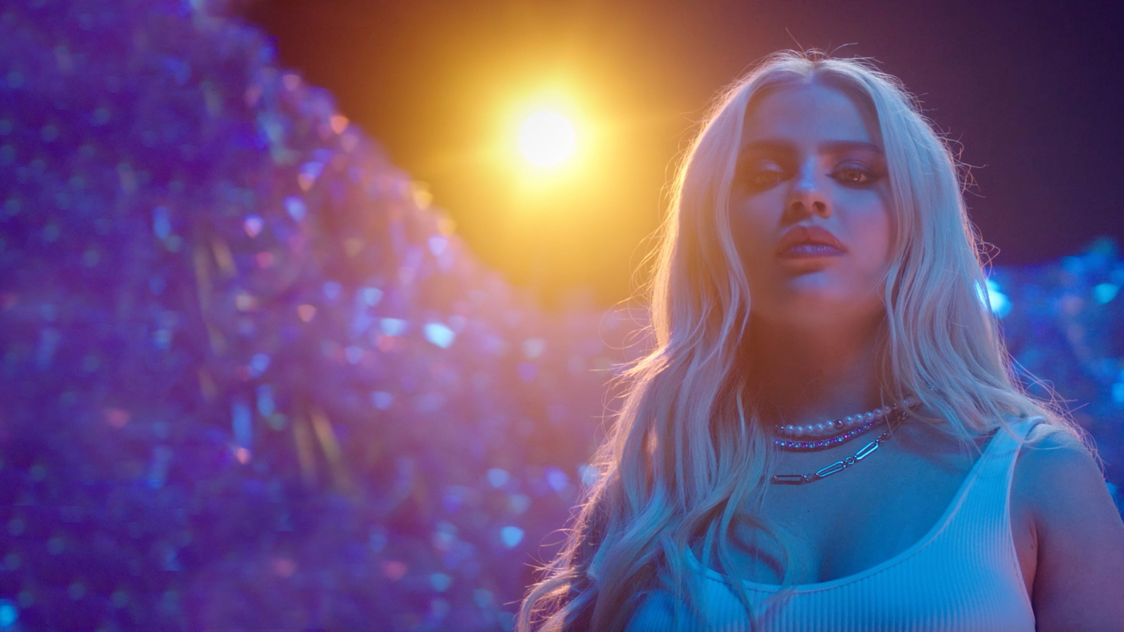 Backdrop for Prazer, Luísa