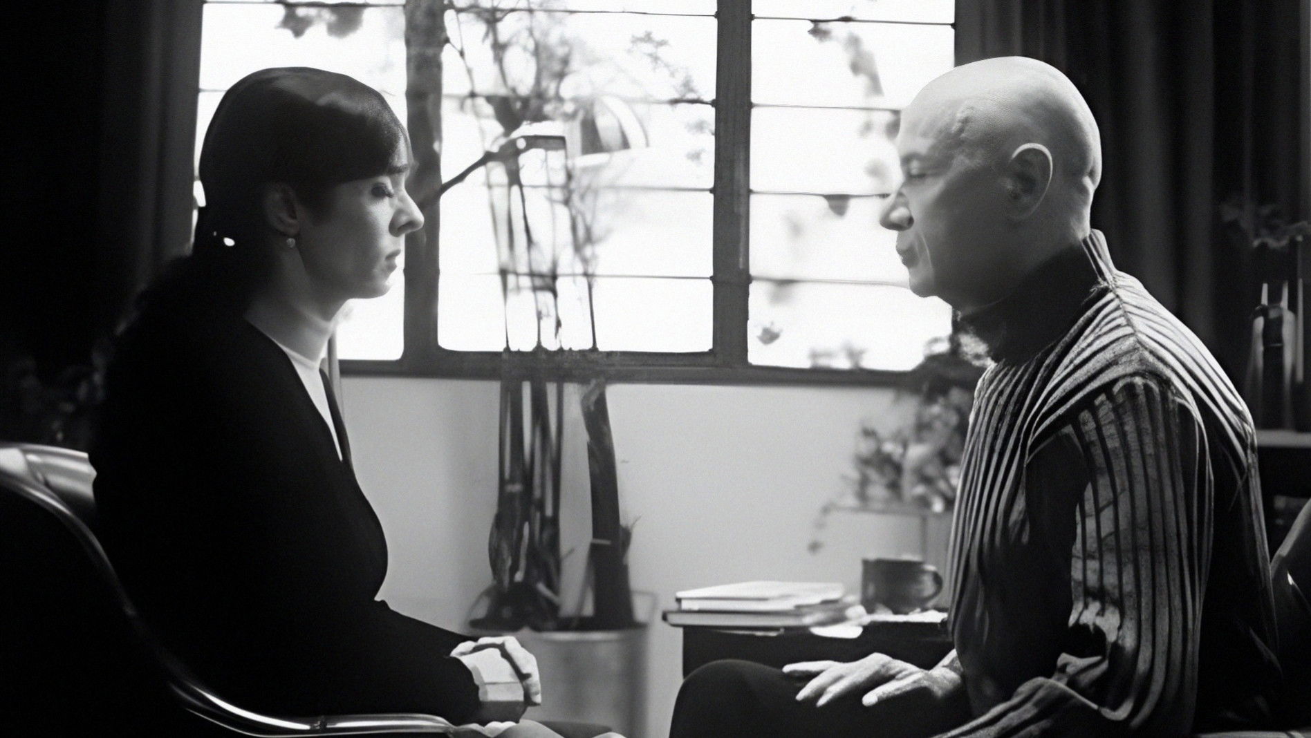 Backdrop for Los No Invitados