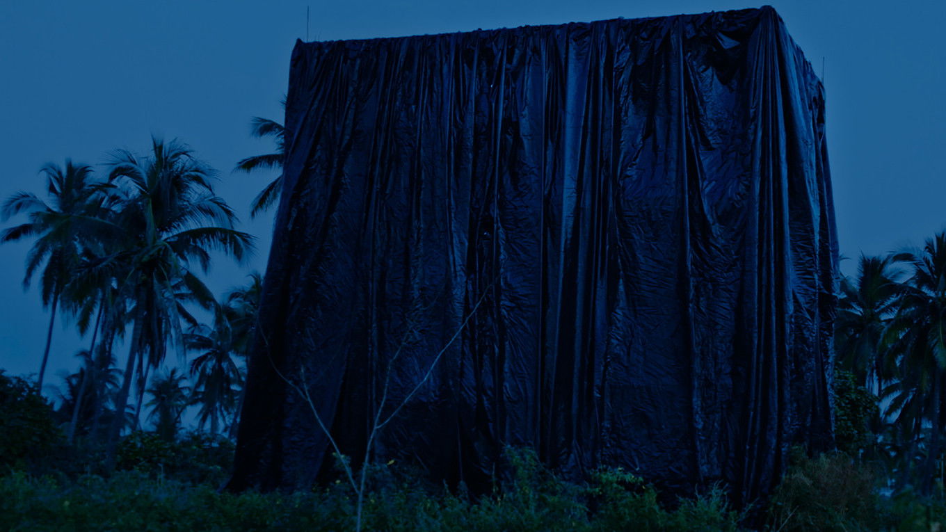 Backdrop for Oscuro bajo el sol