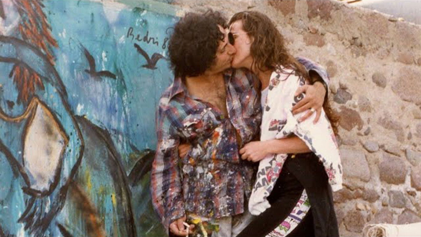 Backdrop for Gönül Garip Bir Kuştur