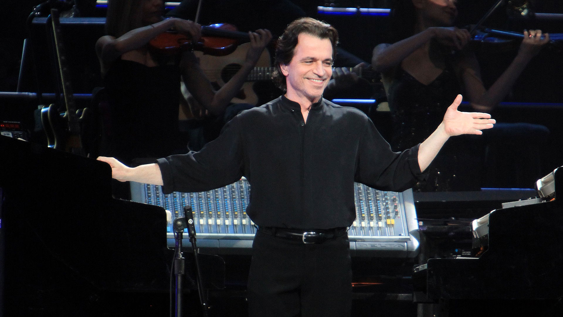Backdrop for Yanni: Voices - Live from the Forum in Acapulco