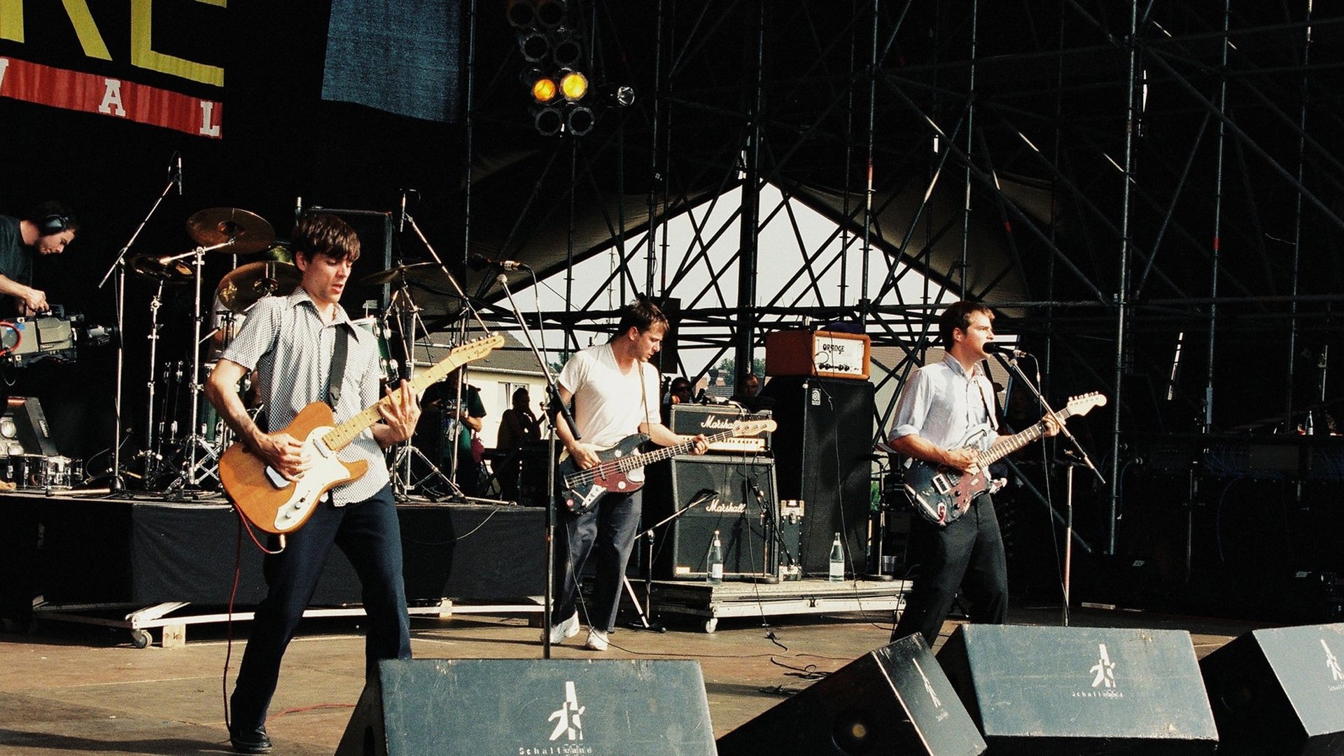 Backdrop for Weezer: Live at Bizarre Festival