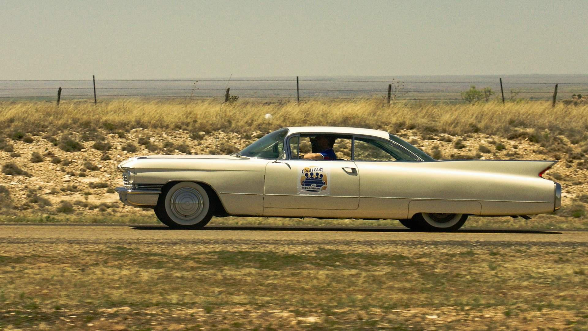 Backdrop for Úti að aka - Á reykspúandi kadilakk yfir Ameríku