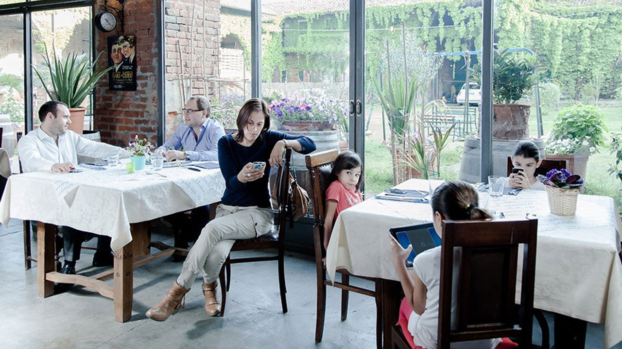 Backdrop for (A)social: 10 giorni senza lo smartphone