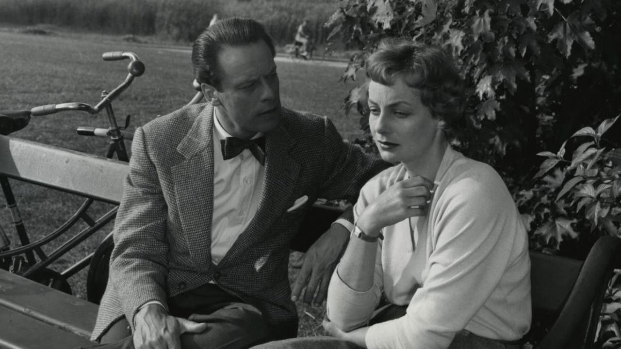 Backdrop for En kvinde er overflødig