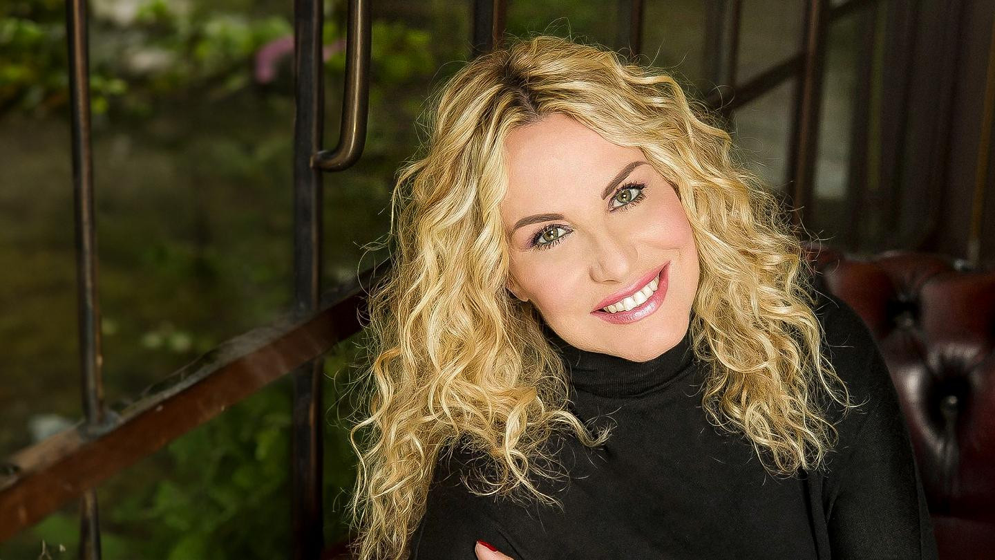 Backdrop for È sempre mezzogiorno