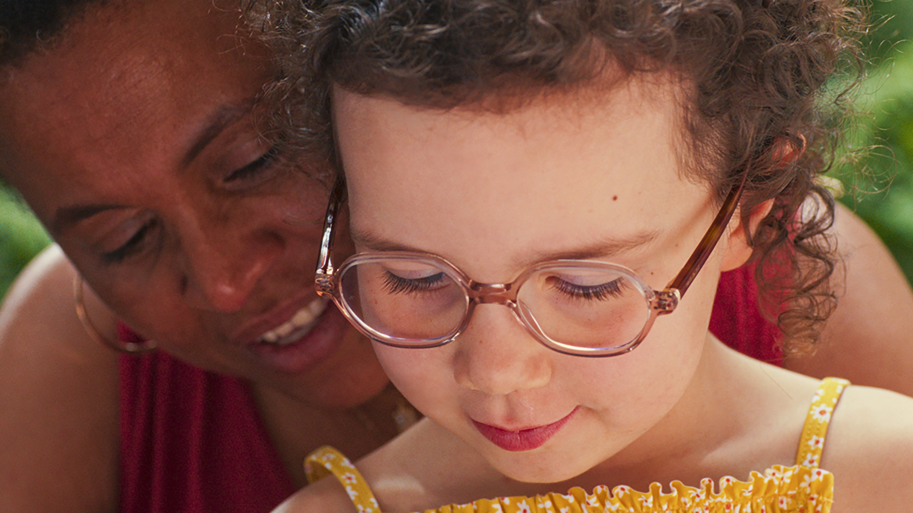 Backdrop for Ama Gloria