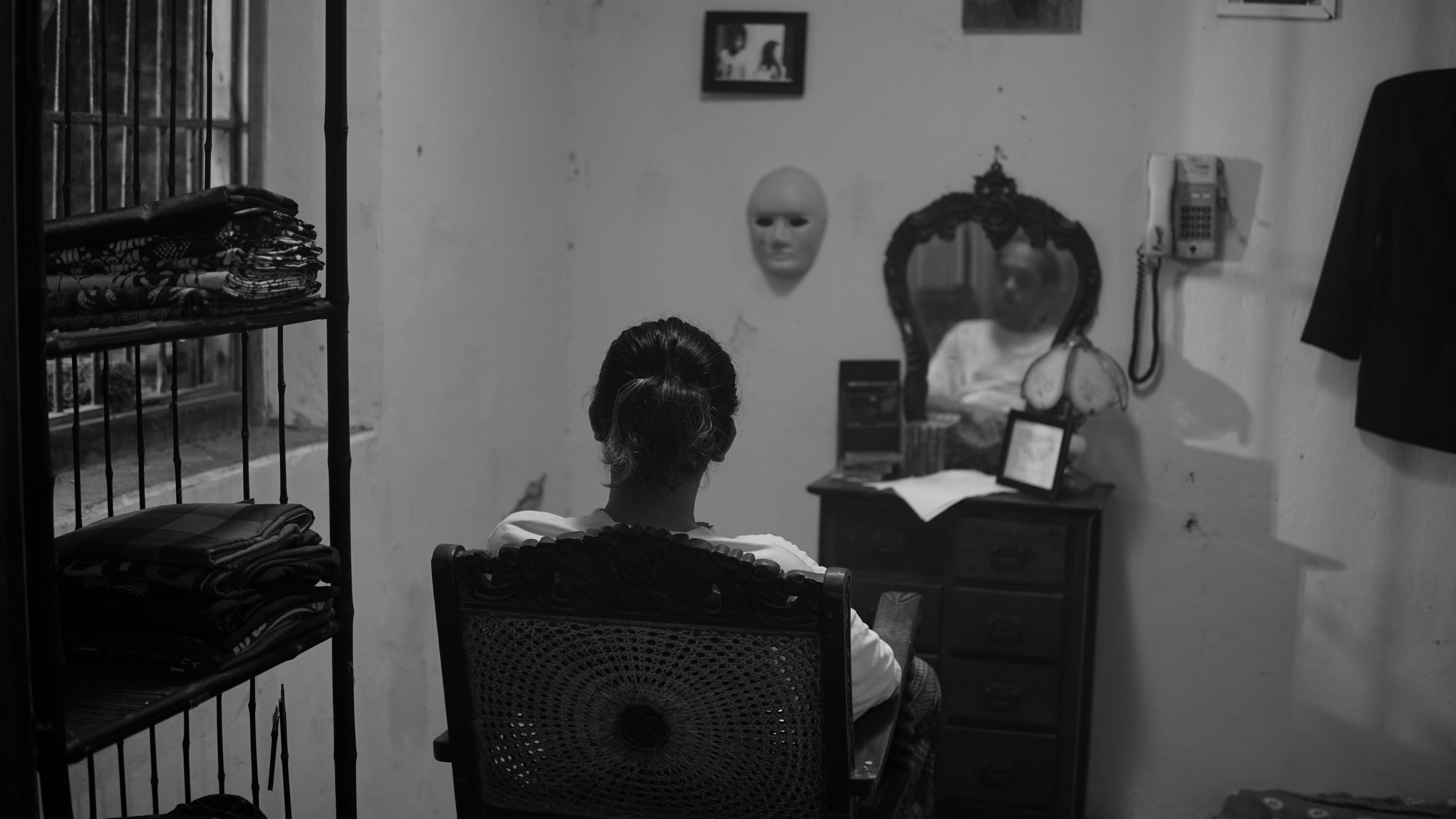 Backdrop for Berdiri; Pergi