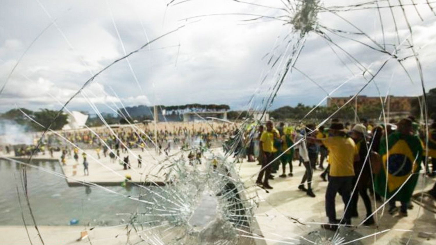 Backdrop for 8 de Janeiro: O Dia que Abalou o Brasil