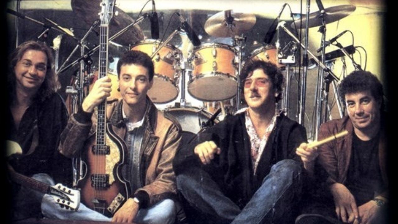 Backdrop for Serú Girán - En Vivo en Estadio River 1992