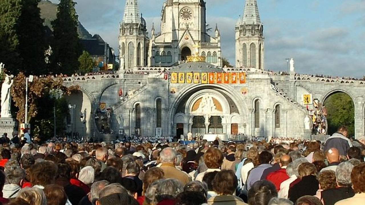 Backdrop for Tourisme religieux, un marché sacré
