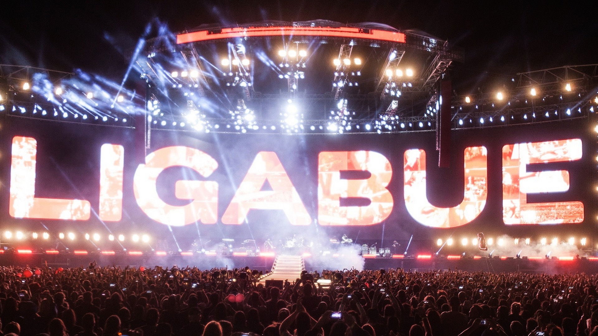 Backdrop for Ligabue Campovolo - Il film