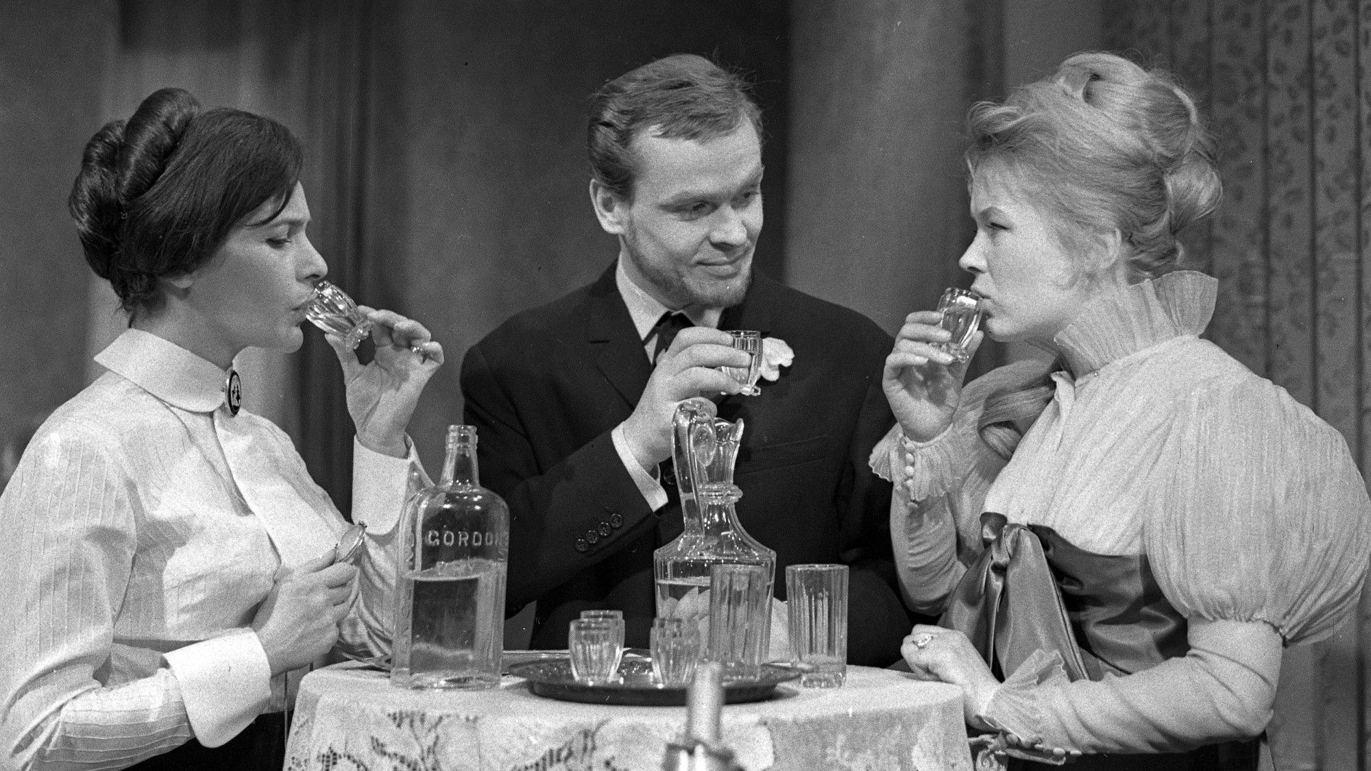 Backdrop for S čím kdo zachází