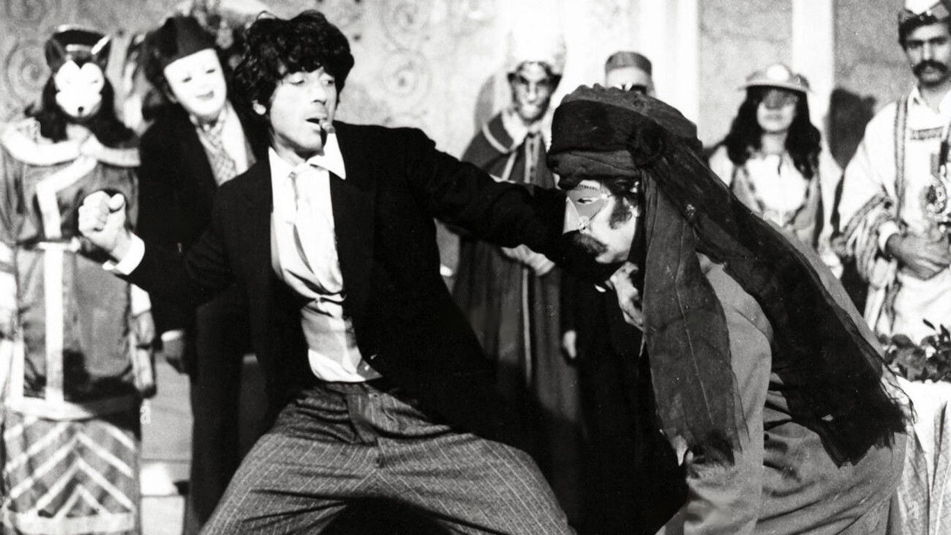 Backdrop for Trouble in Istamboel