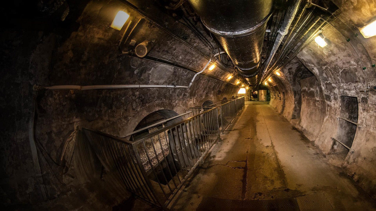 Backdrop for Les souterrains de Paris, une techno XXL