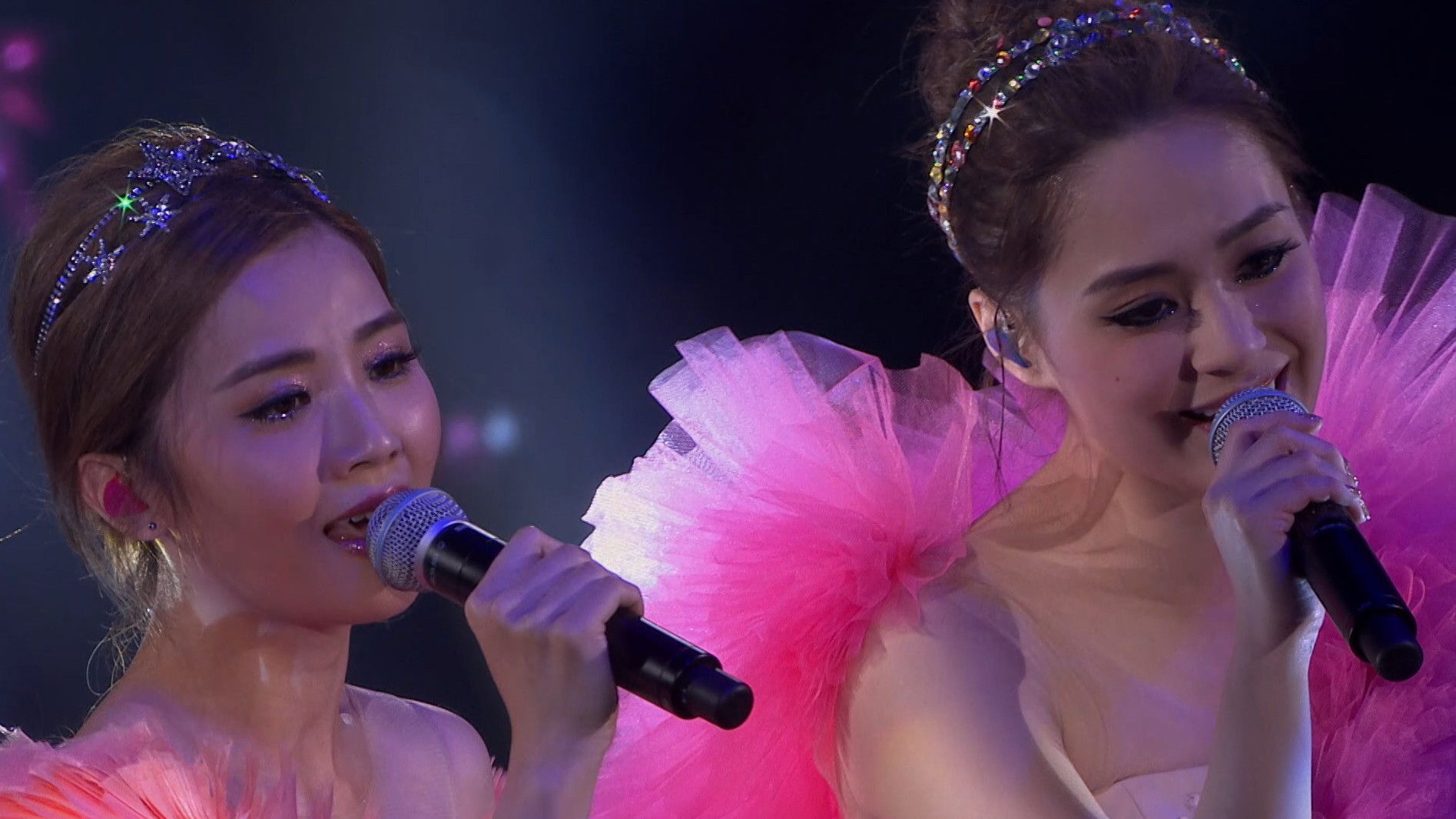 Backdrop for Twins LOL Live