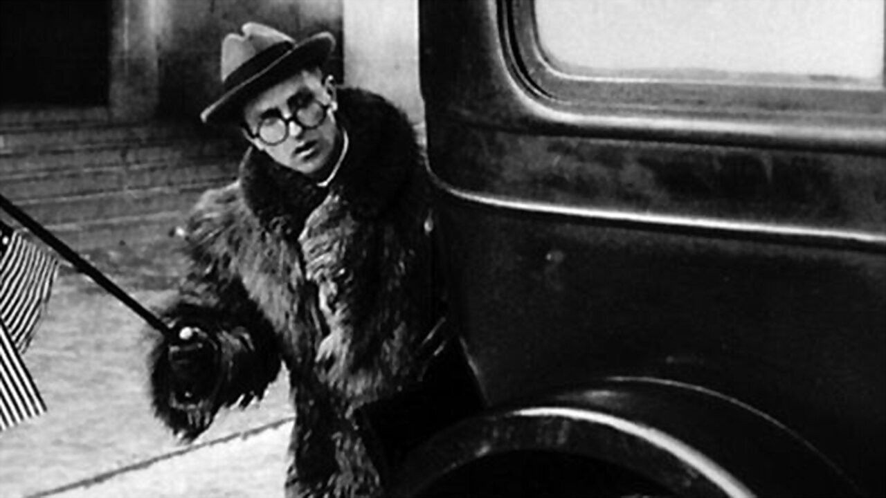 Backdrop for The Extraordinary Adventures of Mr. West in the Land of the Bolsheviks