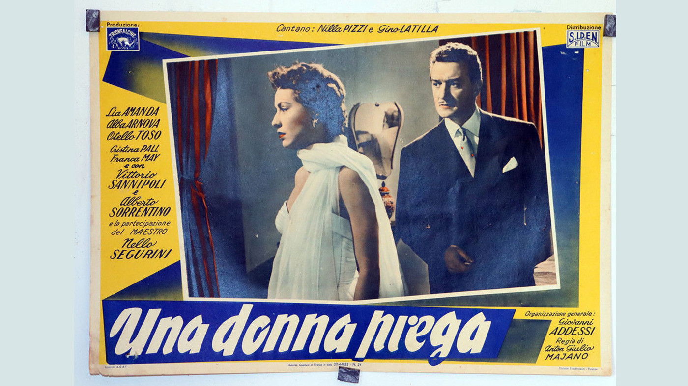 Backdrop for Una donna prega