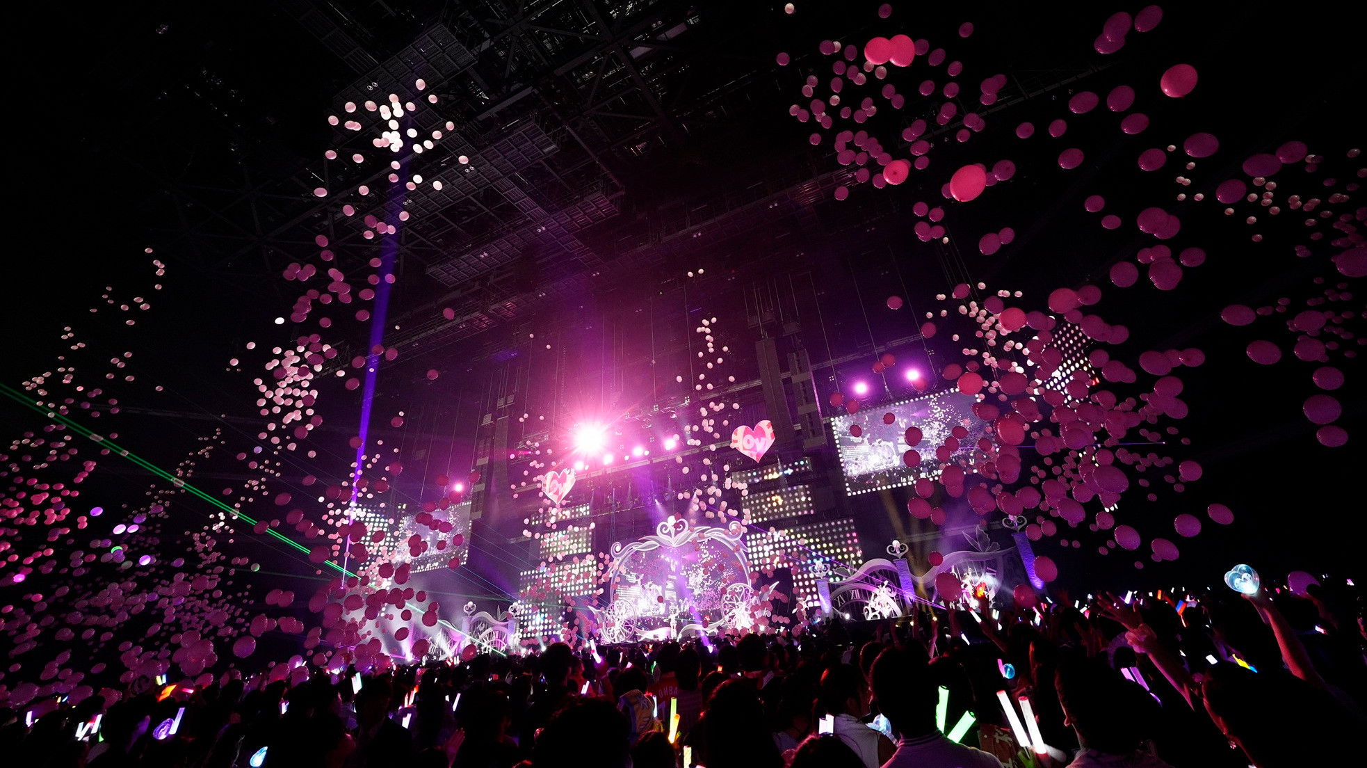 Backdrop for =LOVE 7th ANNIVERSARY PREMIUM CONCERT THE MOVIE