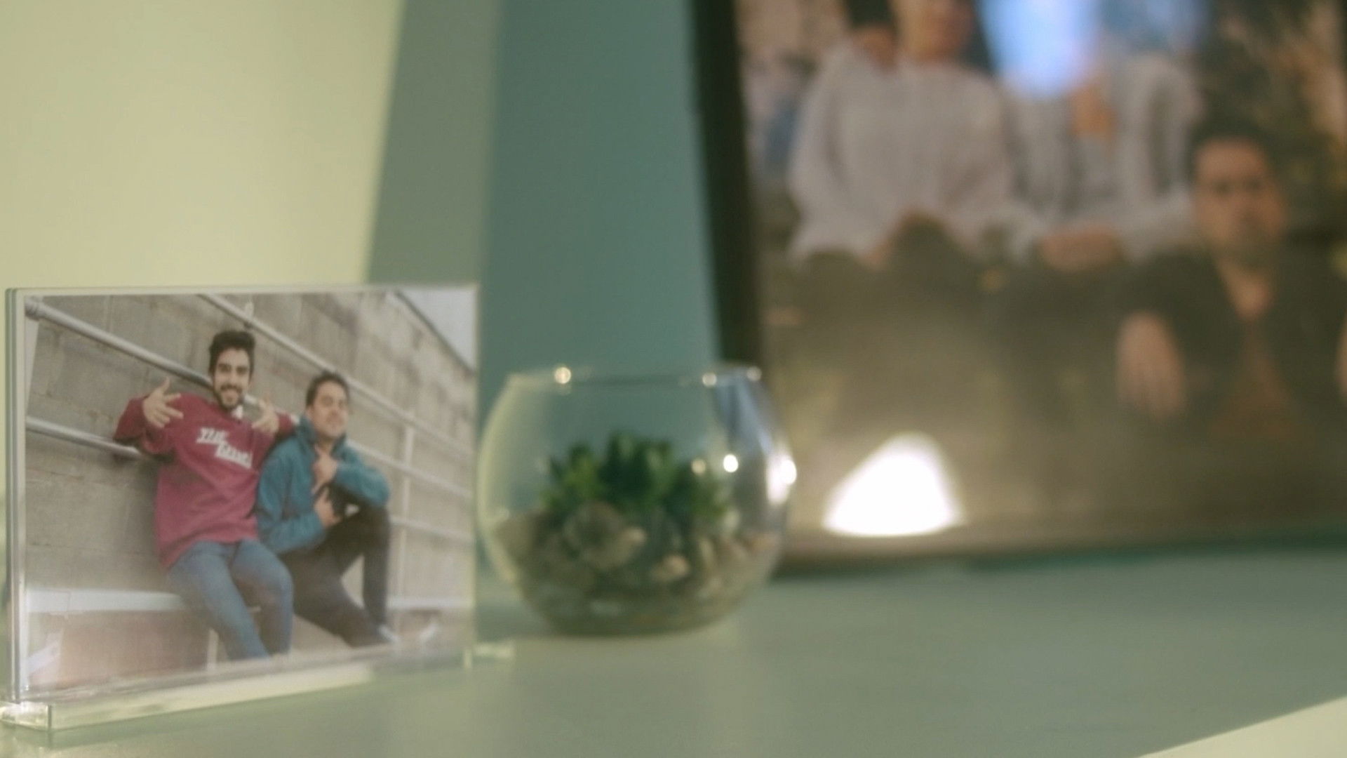 Backdrop for Antes De Que Se Riegue La Leche