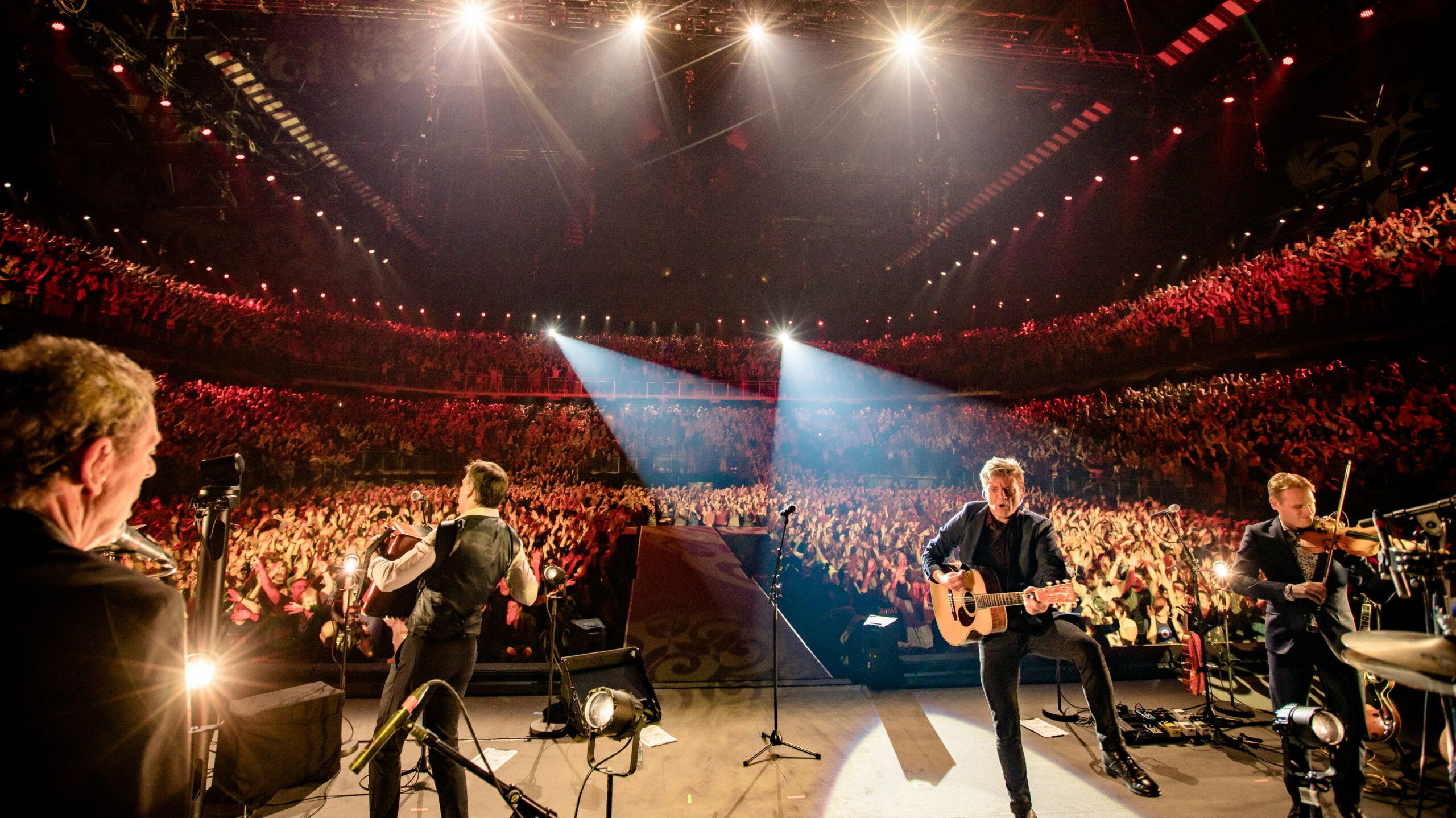 Backdrop for Bart Peeters Deluxe: Live In De Lotto Arena