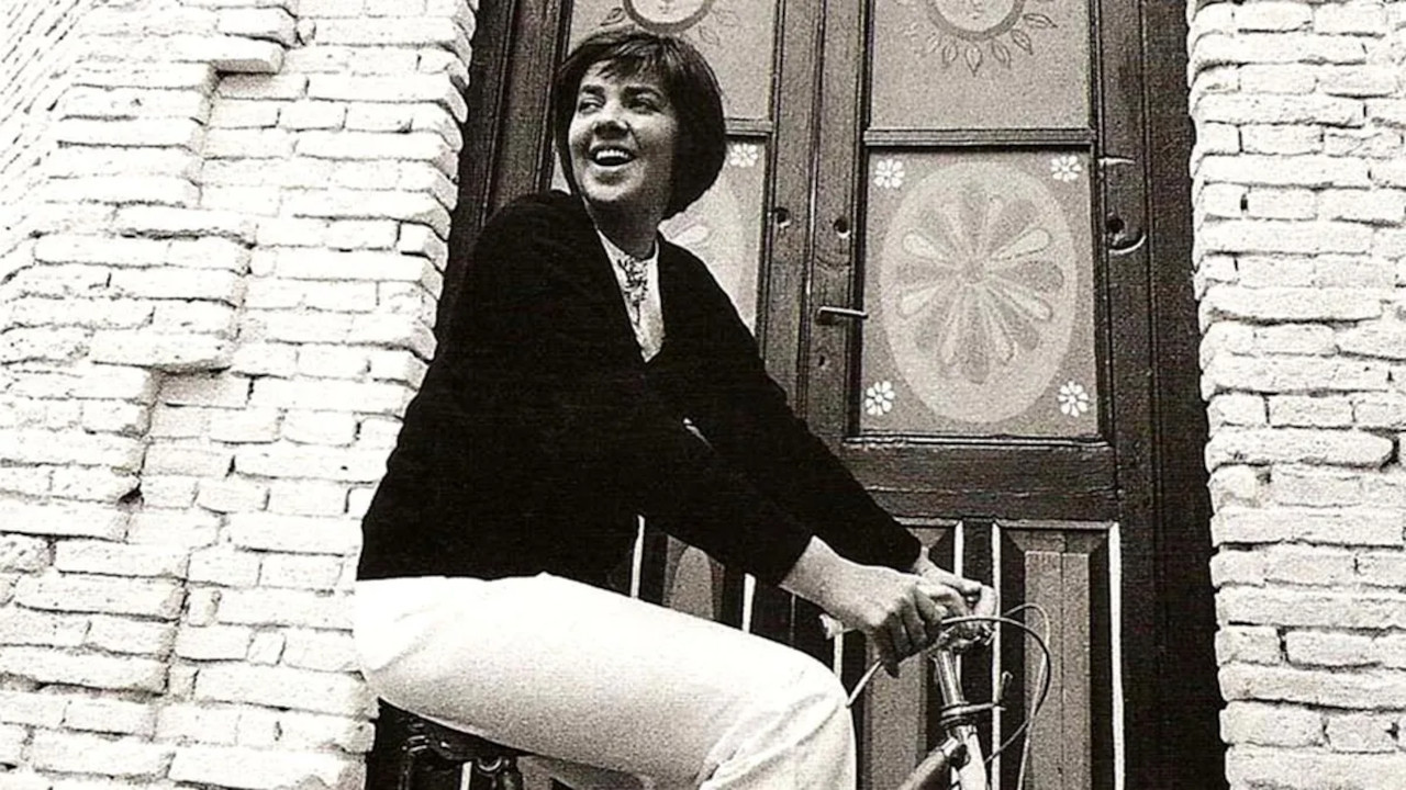 Backdrop for María Elena Walsh: Postal Detenida