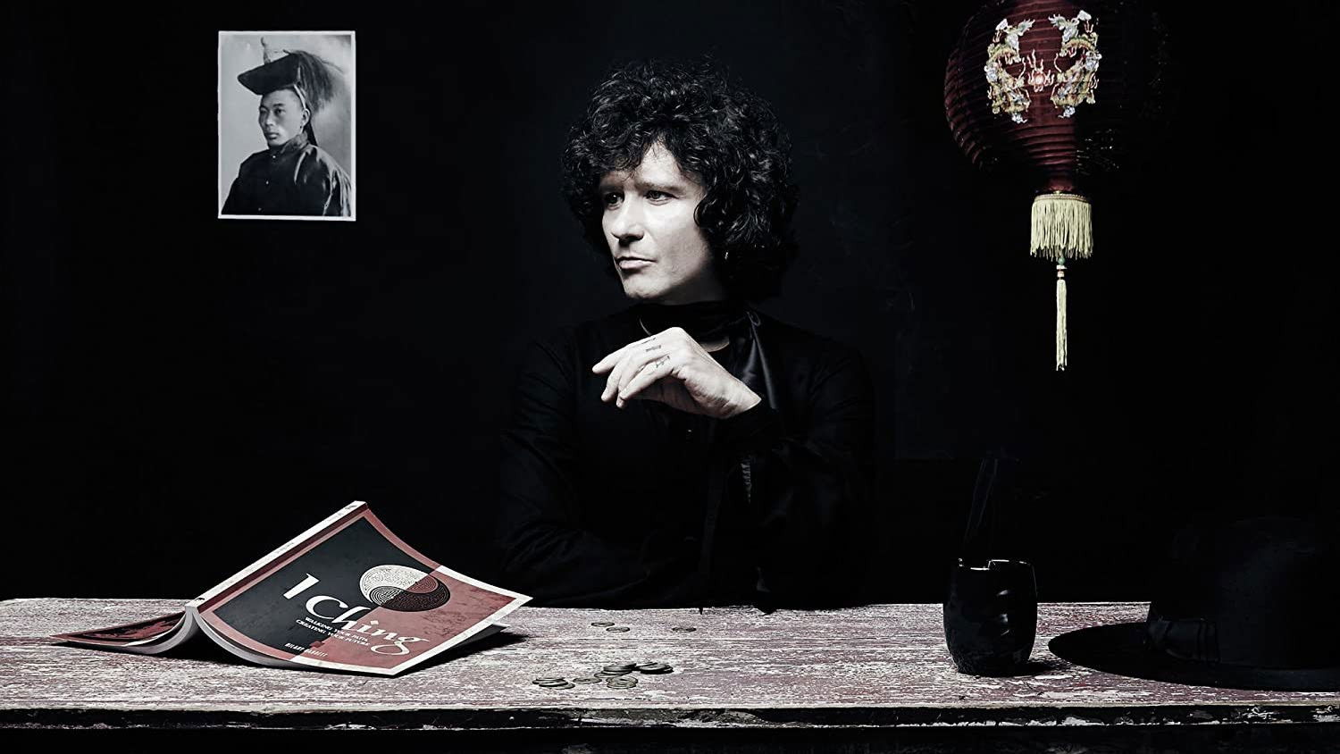 Backdrop for Enrique Bunbury MTV Unplugged: El libro de las mutaciones