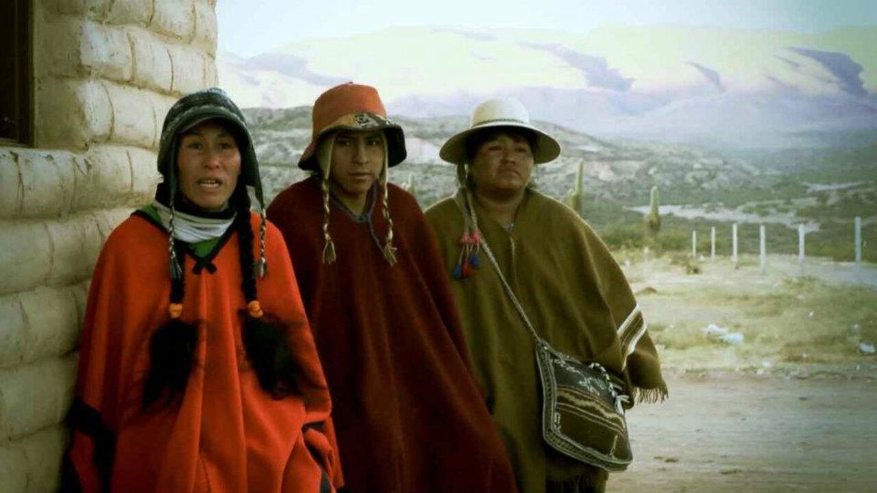 Backdrop for Tupac Amaru, algo está cambiando: something is changing