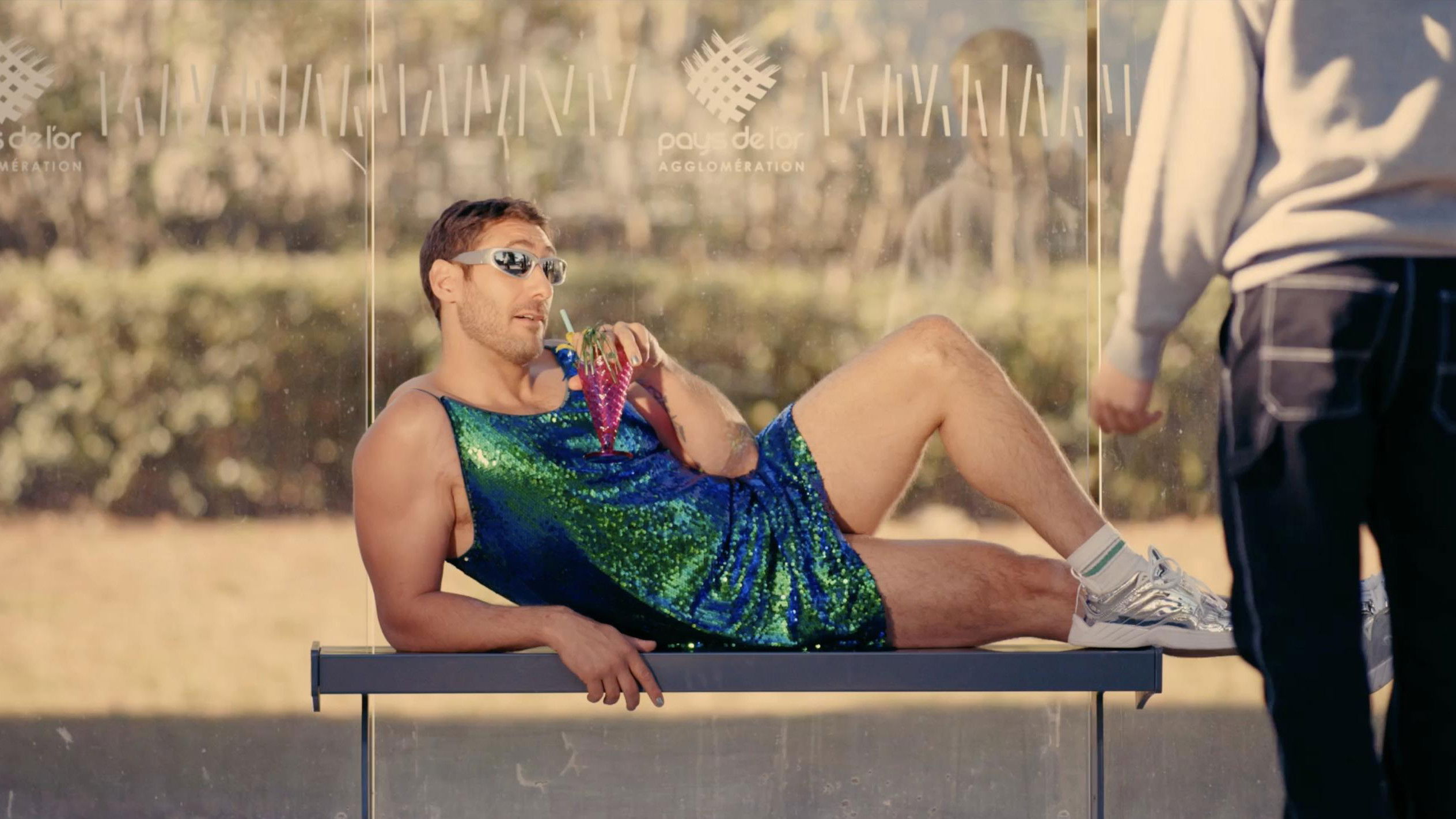 Backdrop for C'est chelou comment tu danses