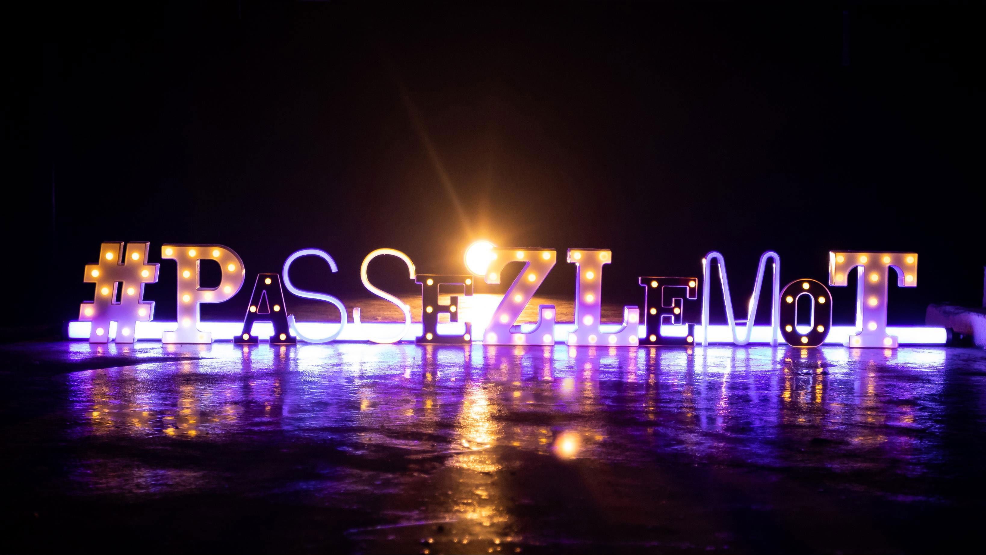 Backdrop for Passez le mot