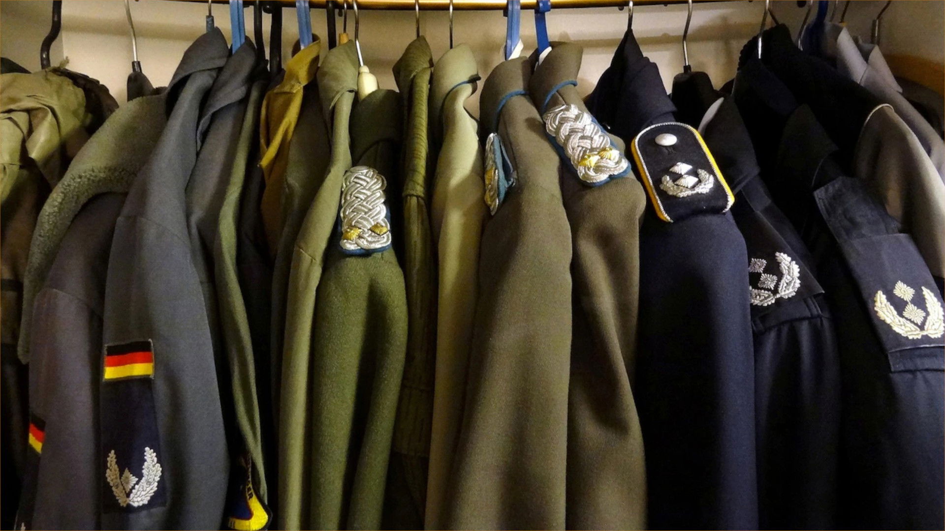 Backdrop for Das Ende der NVA - Wie die Bundeswehr die DDR Volksarmee übernahm