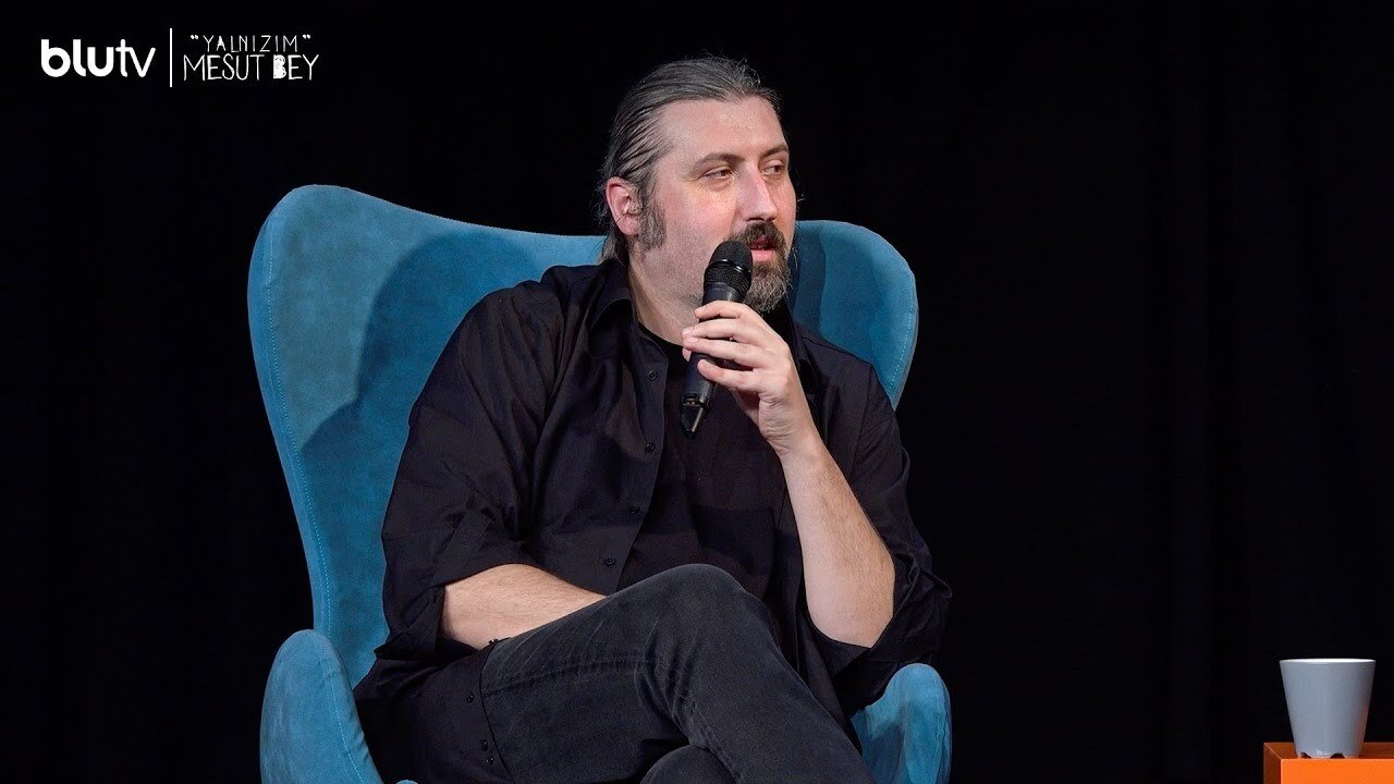 Backdrop for Yalnizim Mesut Bey