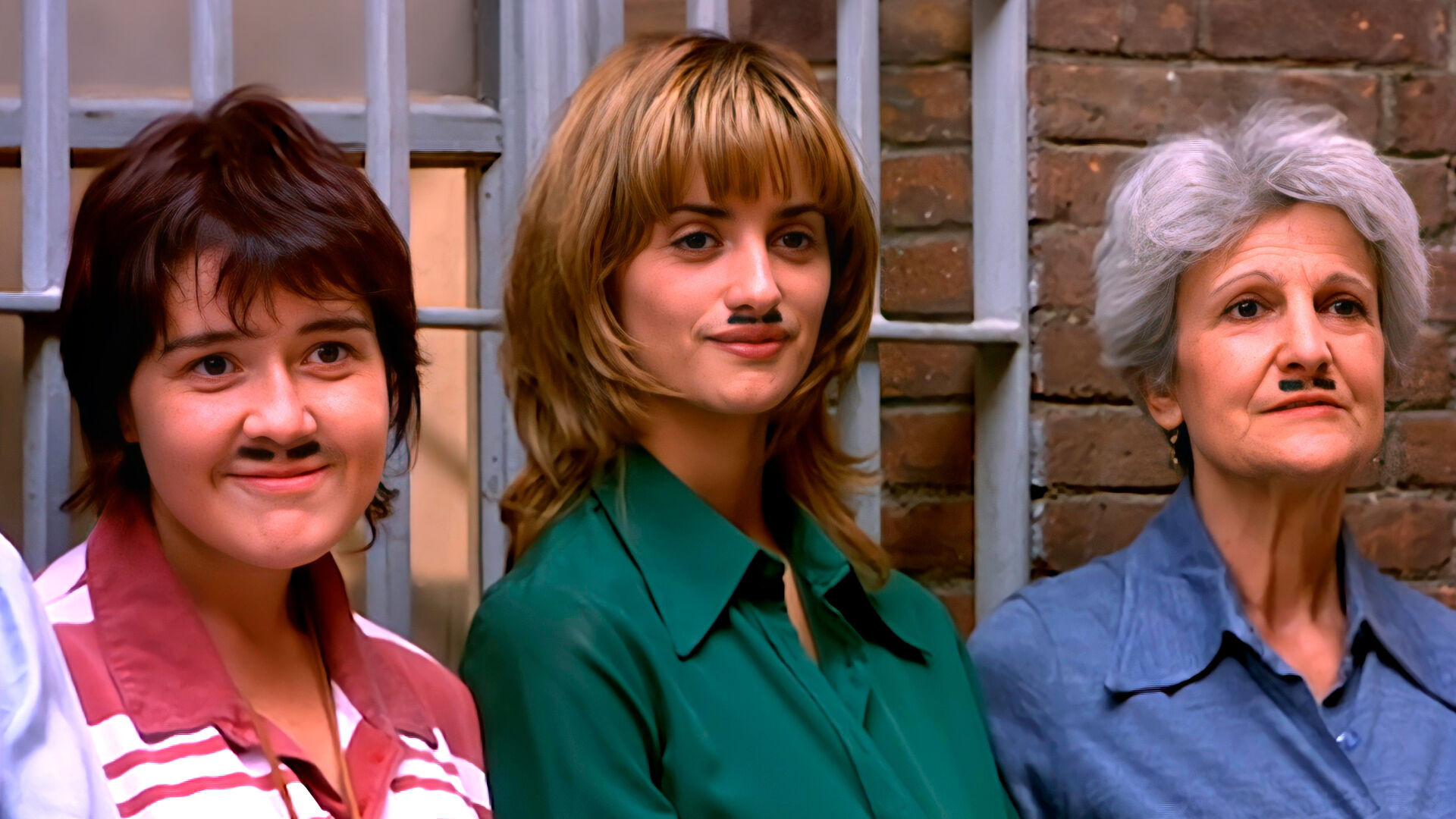 Backdrop for Entre rojas