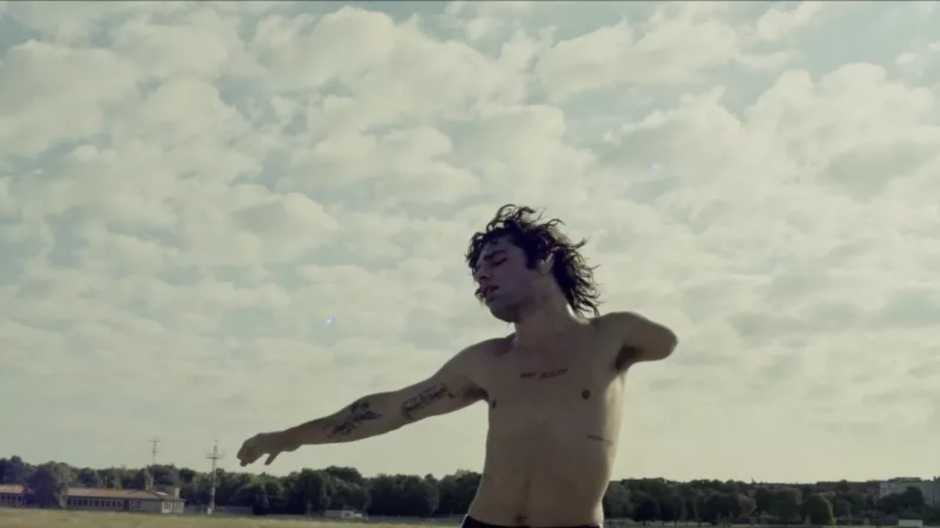 Backdrop for Devenir Lucky Love