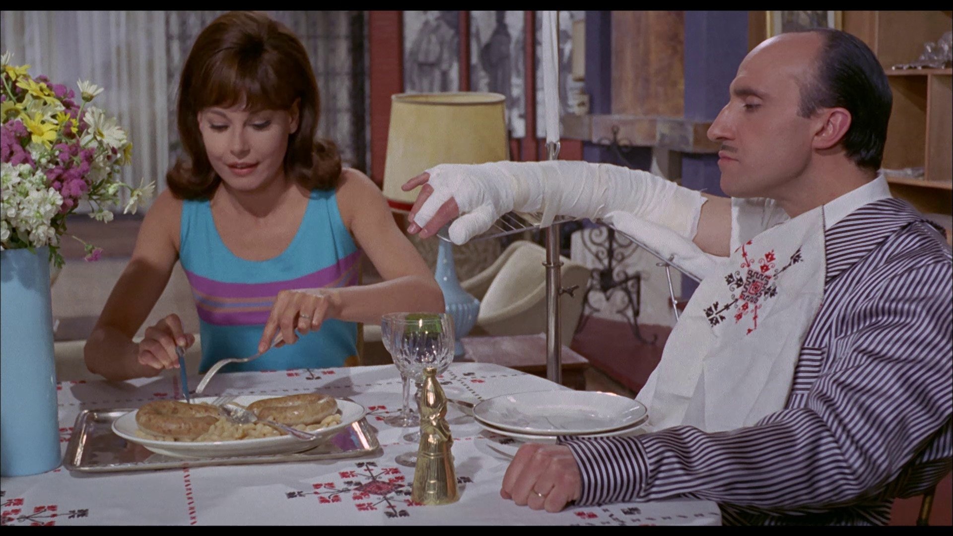 Backdrop for Las que tienen que servir