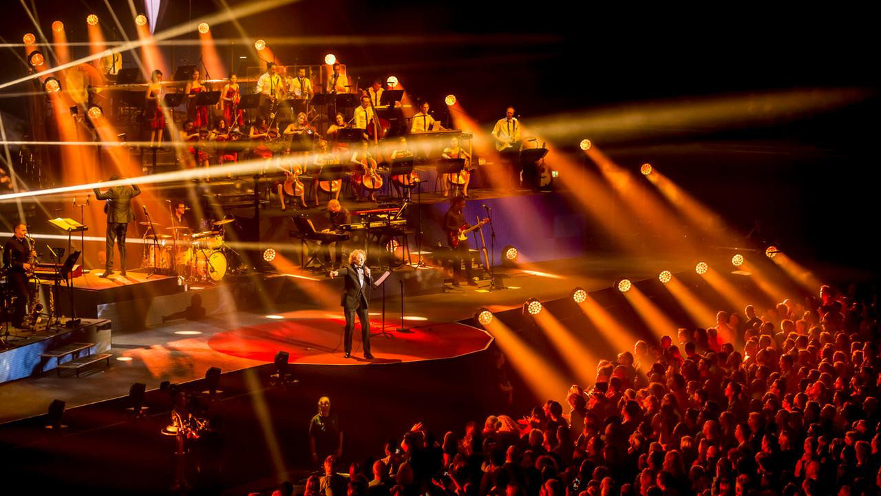Backdrop for Simply Red - Symphonica In Rosso - Live At Ziggo Dome, Amsterdam