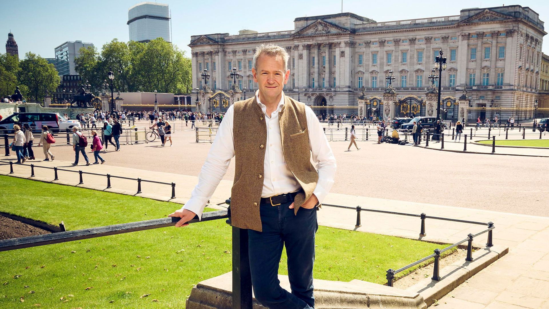 Backdrop for Buckingham Palace with Alexander Armstrong