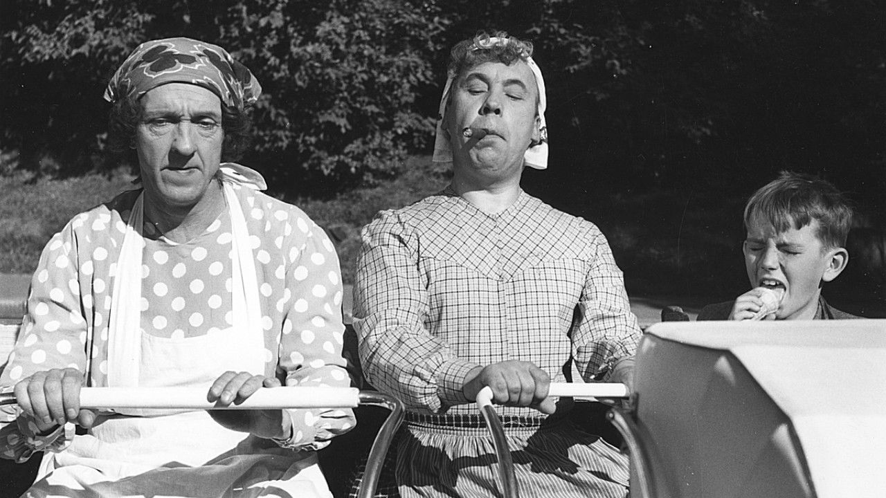 Backdrop for Pekka ja Pätkä puistotäteinä