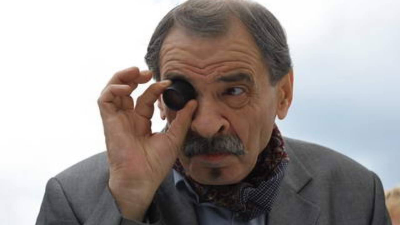 Backdrop for Ring of the Heir to the Dynasty