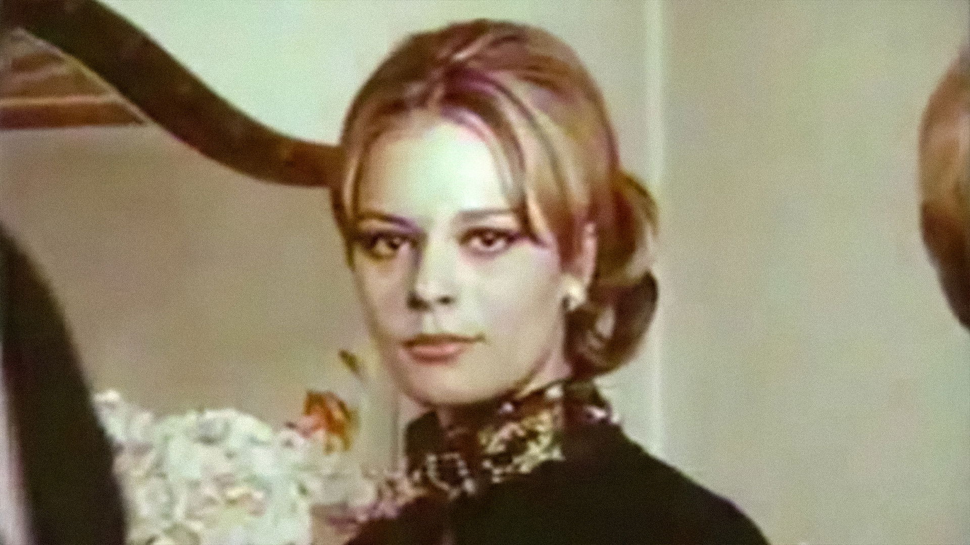 Backdrop for Kadın Asla Unutmaz