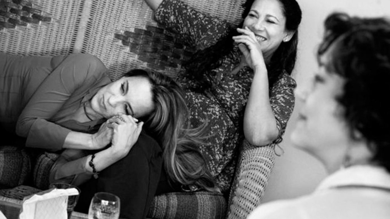 Backdrop for ¿Por qué lloran mis amigas?