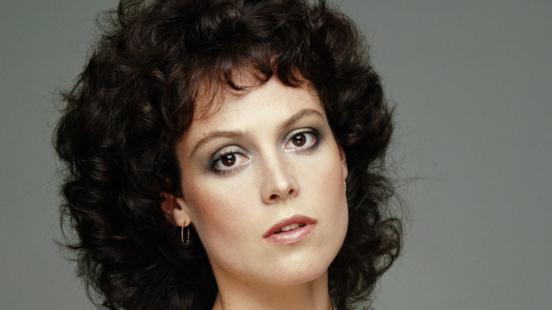 Backdrop for Sigourney Weaver - Actionheldin und Stil-Ikone