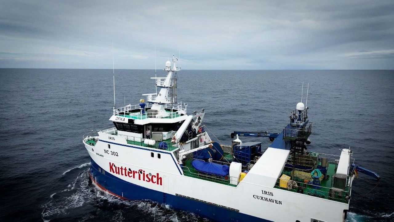 Backdrop for Gegen Wind und Wellen - Auf Fangfahrt mit den deutschen Seelachsfischern